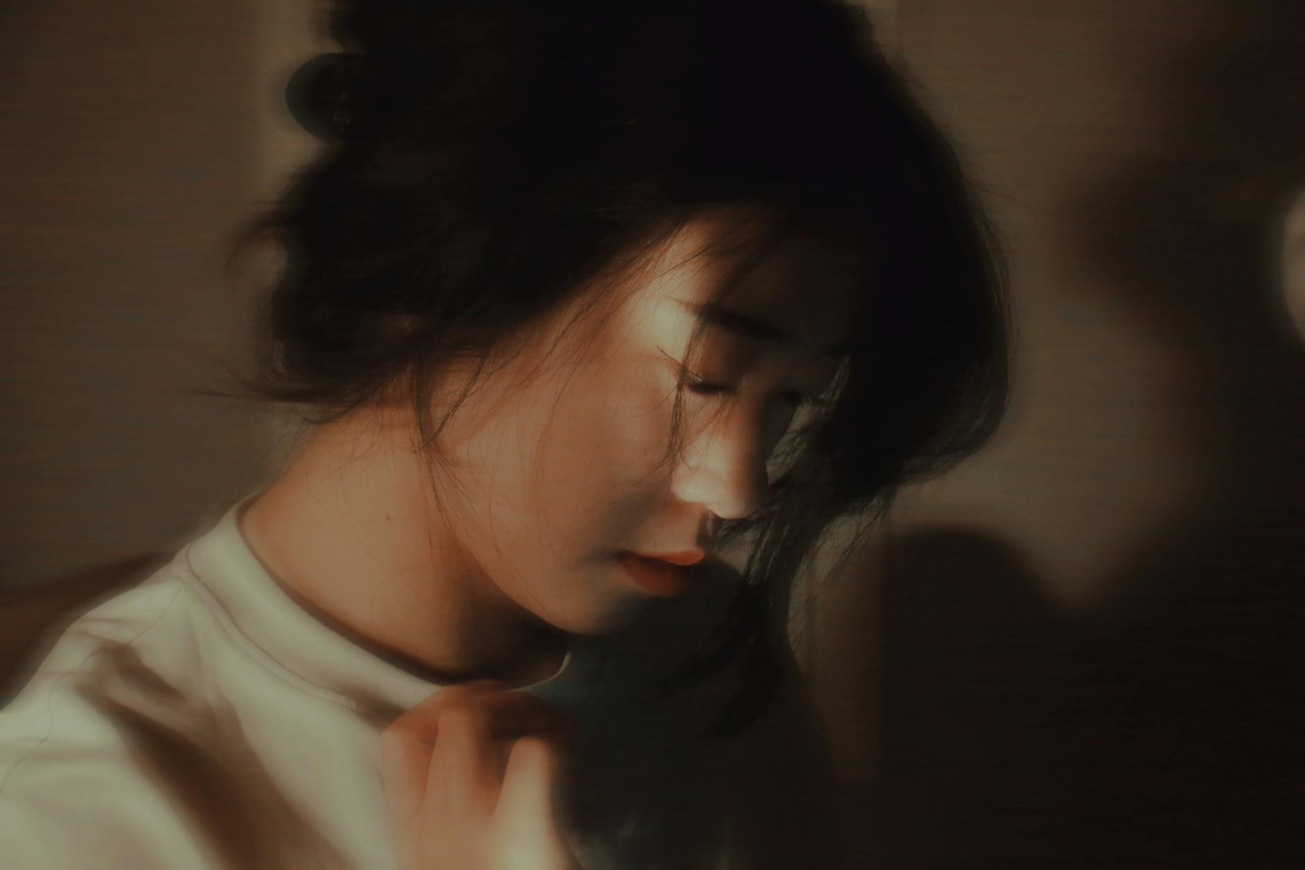 이찬혁 하지수 열애설과 악뮤 MV 등장: 이수현의 사랑스러운 반응 featured image 177