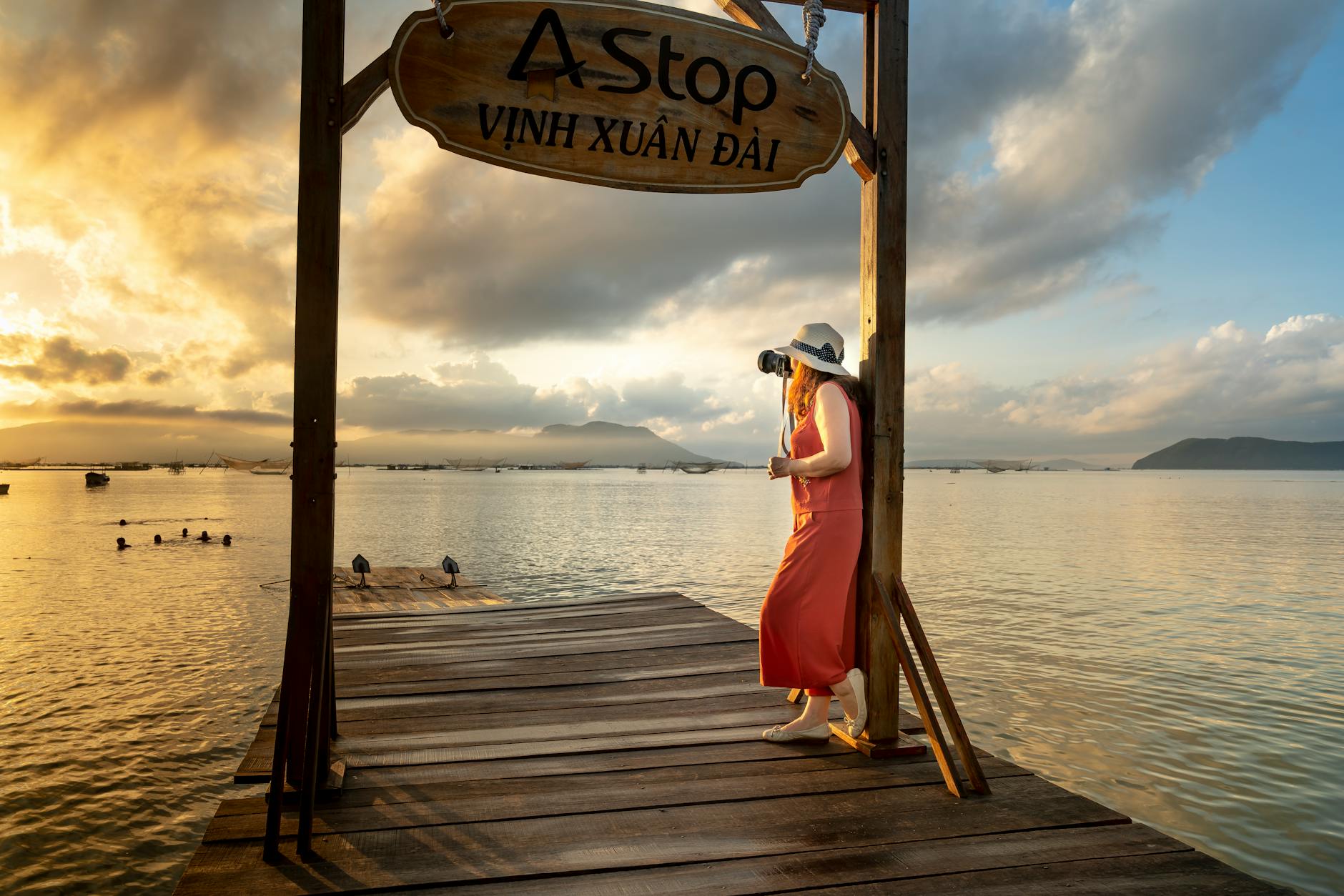 무옹족 남성, 빈랑나무 줄기로 약용 식물 정원 조성 featured image 940